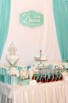 Ο σχεδιασμός του παιδικού τραπέζι σε τυρκουάζ χρώμα