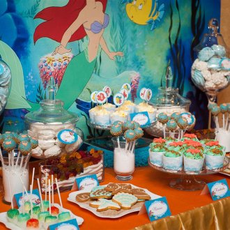 Κάνοντας μια παιδική γιορτή στο θέμα της Μικρής Γοργόνα