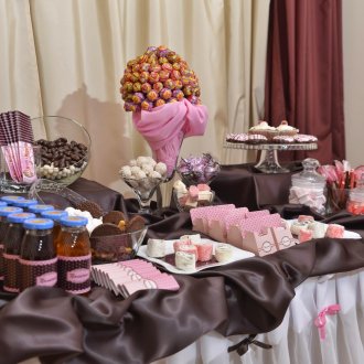 Γλυκό διακοσμητικό τραπέζι σε πάρτι για παιδιά