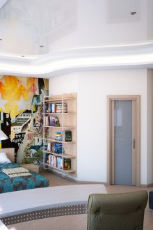 Δωμάτιο για ένα έφηβο αγόρι με έναν τοίχο από τούβλα