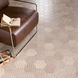 Εξάγωνο μωσαϊκό στο πάτωμα