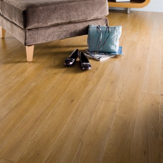 Μεταλλικό κιγκλίδωμα στις σκάλες στο εσωτερικό του διαμερίσματος