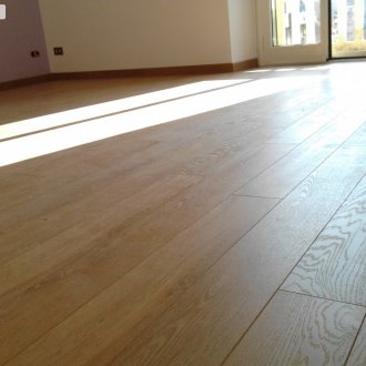 Λαμινάρισμα κάτω από ελαφριά δρυς με λοξότμητο