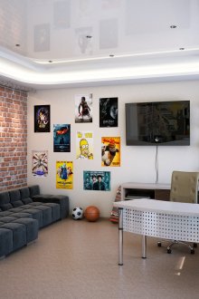 Χώρος ανάπαυσης και επιφάνεια εργασίας στο δωμάτιο για εφήβους