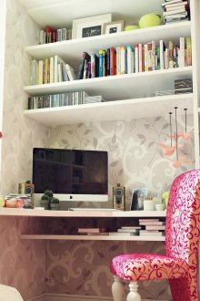 Χώρος εργασίας στο δωμάτιο για εφηβική κοπέλα