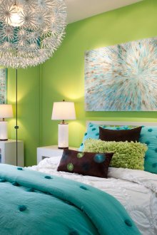 Δωμάτιο για εφηβική κοπέλα με φωτεινή διακόσμηση