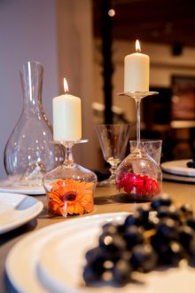 Τα κεριά δημιουργούν μια ρομαντική ατμόσφαιρα και χαλαρώνουν.