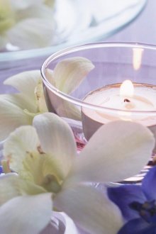 Τα κεριά με λουλούδια δίνουν στο εσωτερικό μια ρομαντική αύρα