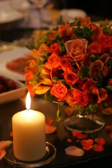 Ρομαντικό δείπνο με λουλούδια και κεριά.