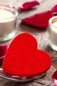 Επιτραπέζια διακόσμηση με καρδιές και κεριά