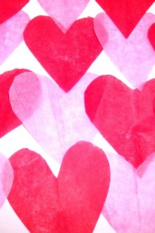 Μπορείτε να κόψετε τις φωτεινές καρδιές από το χαρτί και να τις τοποθετήσετε στο τραπέζι