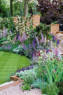 Mixborder κοντά σε έναν τοίχο από τούβλα