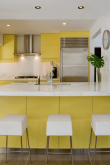 Μια ζεστή κίτρινη κουζίνα θα χαρεί κάθε πρωί