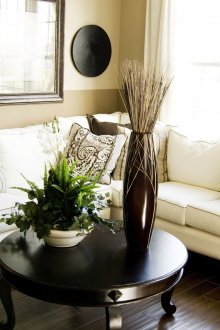 Λευκός καναπές στο σαλόνι