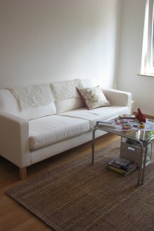 Λευκός καναπές λακωνικού σχεδιασμού