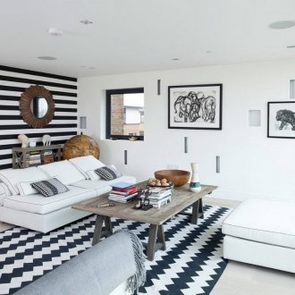 Μαύρο και άσπρο χαλί στο εσωτερικό