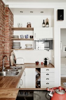 Μικρή κουζίνα με τοίχο από τούβλα