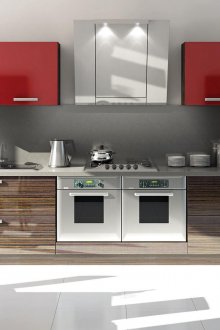 Κουζίνα με έντονα κόκκινα ντουλάπια και πανοραμική θέα