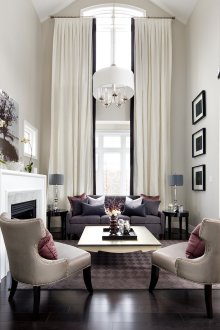 Λευκές κουρτίνες σε ψηλό παράθυρο