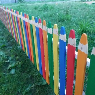 Ξύλινο φράχτη με τη μορφή μολυβιών