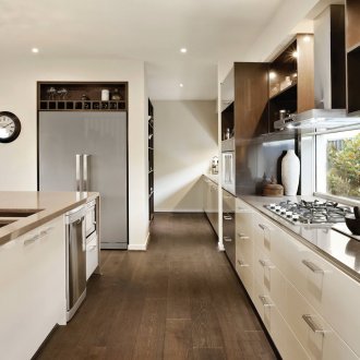 Μεγάλη άνετη κουζίνα με πέτρινο πάγκο