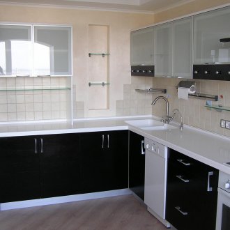 Αντίθεση κουζίνα με λευκά countertops