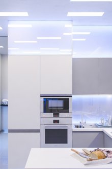 Λευκή κουζίνα υψηλής τεχνολογίας