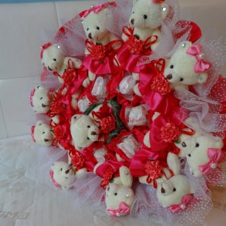 Μπουκέτο από απαλά παιχνίδια και γλυκά