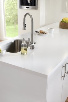 Ο λευκός πάγκος επεκτείνει τον χώρο της κουζίνας