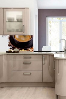 Γκρίζα κουζίνα με φωτεινή ποδιά