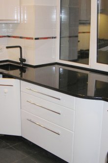 Πάγκος κουζίνας από μαύρη πέτρα