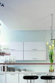 Φωτεινή ευρύχωρη κουζίνα με μπαρ για πρωινό