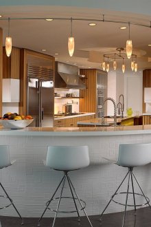 Λειτουργική μεγάλη κουζίνα με μπαρ για πρωινό