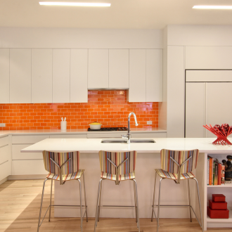 Πορτοκαλί ποδιά κεραμιδιών στην κουζίνα