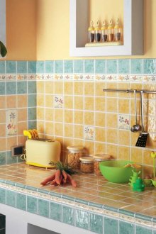 Κίτρινα τζάμια στην κουζίνα
