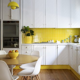 Κίτρινα πλακάκια στην κουζίνα