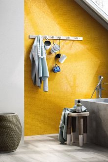 Κίτρινο εξαγωνικό μωσαϊκό στο μπάνιο