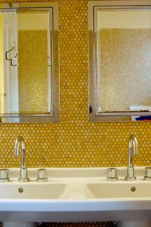 Γύρω μωσαϊκό σε ένα κίτρινο μπάνιο
