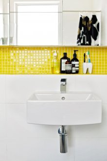 Κίτρινο μωσαϊκό στην θέση του μπάνιου