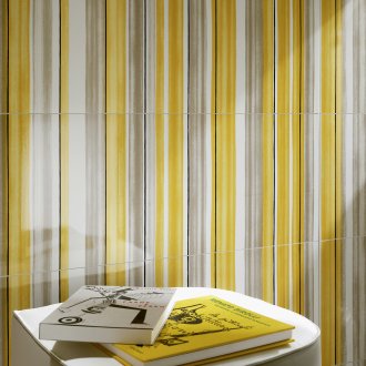 Κίτρινο κεραμίδι με πολύχρωμες ρίγες