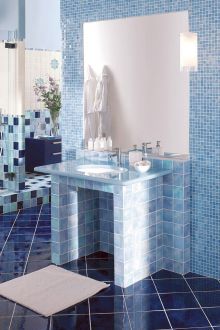 Μπλε κεραμίδι στο εσωτερικό του μπάνιου