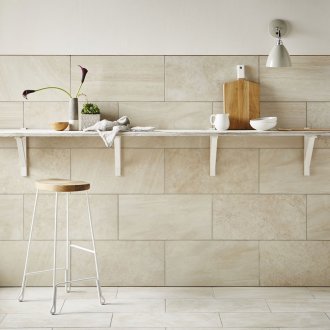 Μπεζ μαρμάρινα πλακάκια στο μπάνιο