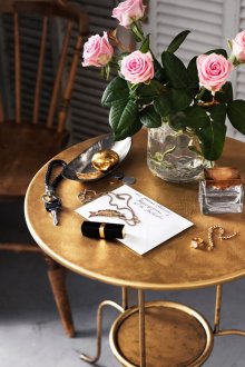 Μεταβολή του τραπέζι του διαδρόμου με χρυσή βαφή