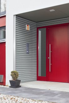 Καθρέφτης με ράφια στο μπάνιο