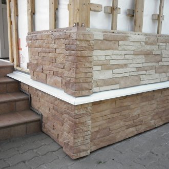 Αντιμετωπίζοντας το σπίτι με πέτρινους πίνακες πρόσοψης