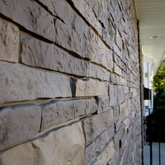 Άγρια πέτρα στην πρόσοψη του σπιτιού