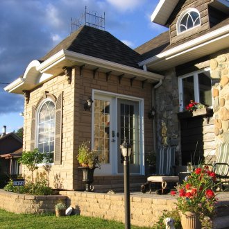 Μπροστινά πάνελ κάτω από πέτρες