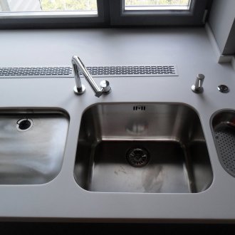 Πάγκος κατά μήκος του παραθύρου κόλπων στην κουζίνα