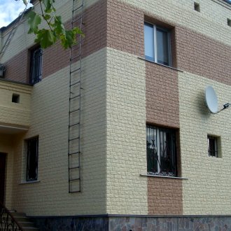 Μπροστινά πλαίσια κάτω από ένα τούβλο με θερμαντήρα