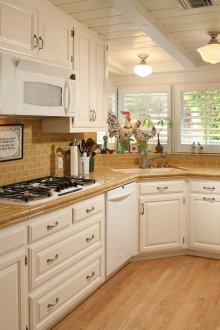 Ένα νεροχύτη κάτω από το παράθυρο σε μια κλασική κουζίνα